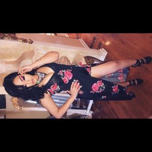 Cute but sexy floral dress🌺